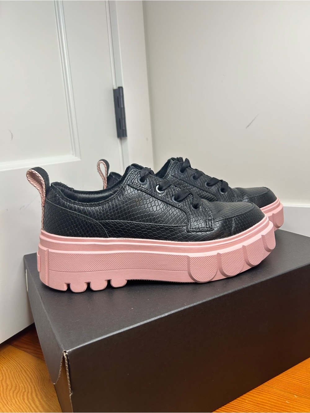 SOREL - Black Platform Sneakers with Pink Chunky Sole